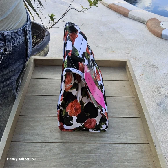 NWT BETSEY JOHNSON INSULATED FLORAL LUNCH TOTE - Picture 3 of 4